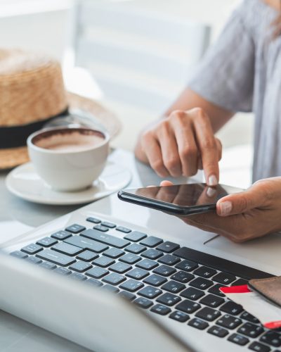 Young traveler planning vacation trip and searching information or booking hotel on laptop and smartphone, Travel concept pessoa planejando usa viagem pelo celular
