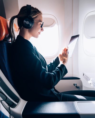Travel tourism with modern technology and air flights concept, C mulher viajando em um avião